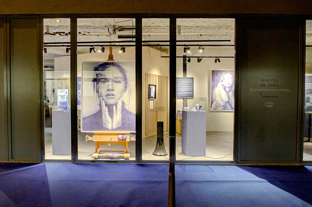 Scénographie exposition Nuances de bleu galerie d'art Dominique Simon, L'Atelier Pigmenté, architecte d'intérieur à Lyon.